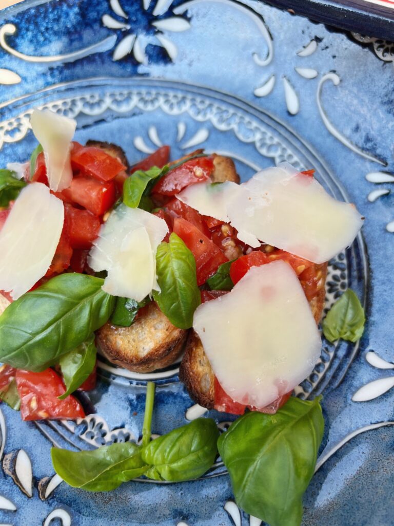 Klasikinės itališkos brusketos su pomidorų kapotiniu