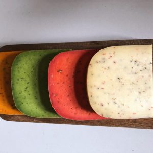 Pikantiški spalvoti sūriai